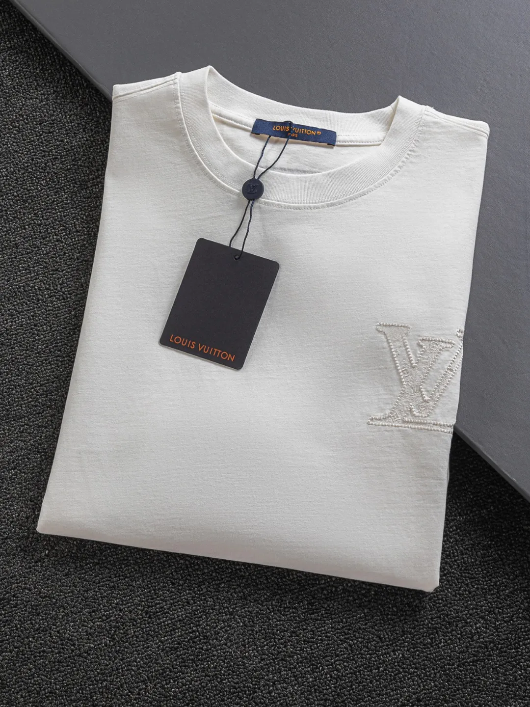🅿️190 Louis Vuitton 1V LV slightly wide version S-XL 26SS LV new product counter catwalk style three-dimensional plain letter embroidery on the chest🪡logo large logo embroidery on the back🪡logo short-sleeved T-shirt, the same style for men and women! Short-sleeves are not the same as the general public, but must be unique and eye-catching. This LV short-sleeves is all about quality, comfort, consistent style, fashion, including fabrics and cutting techniques, all of which have been made with great effort! 320 grams of washed pure cotton fabric, pure cotton is breathable, very refreshing and comfortable for daily wear. The rib knitting on the neckline is smooth and tight, and the neckline will not be skewed if you toss it at will. The loose version, you will find that it looks really good on the upper body. The overall is minimalist and neat, super versatile for daily use! Pair it casually with a pair of pants for a youthful look. A T-shirt will make your outfit crazy. It is a fashionable item that can never go wrong! Color: Black White Rose Size: S-XL Size chart: S: Shoulder width 50-Bust 56-Length 70 M: Shoulder width 52-Bust 57-Length 72 L: Shoulder width 54-Bust 59-Length 74 XL: Shoulder width 56-Bust 62-Length 76